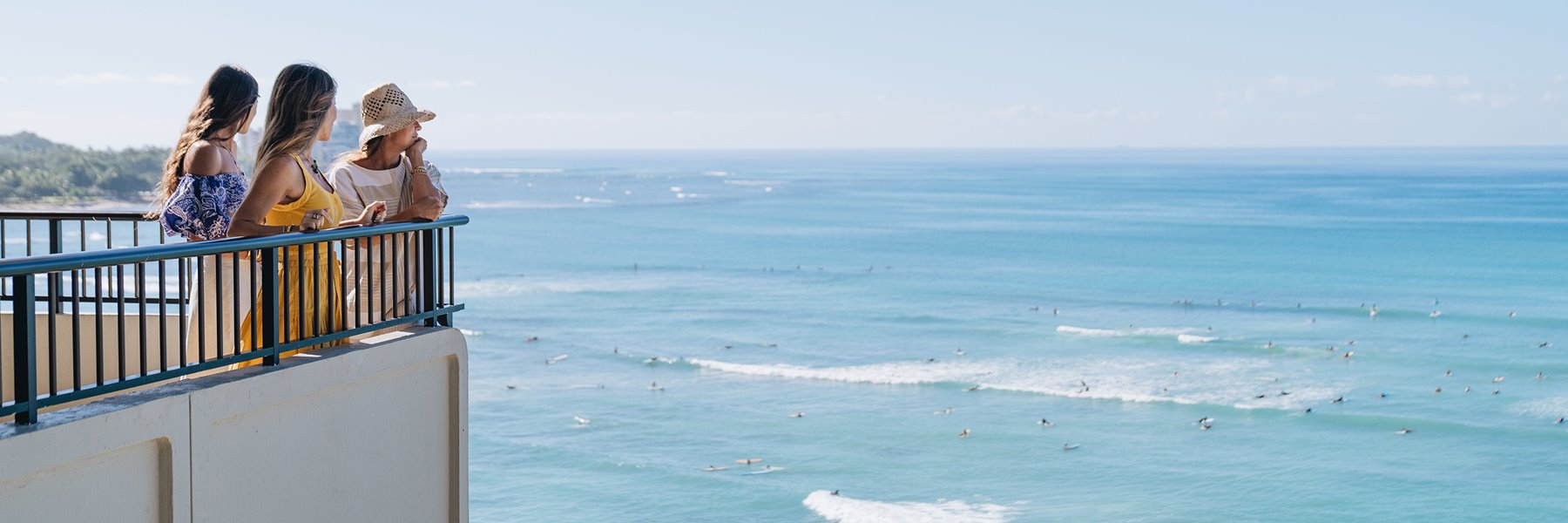 特徴 で モアナ サーフライダー ワイキキ ビーチ ハワイ ホノルルにて